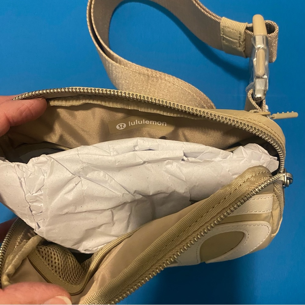 *LAST ONE*    LULULEMON  1 LITER TRENCH & WHITE LOGO BELT BAG W/ METAL BUCKLE - Picture 15 of 16